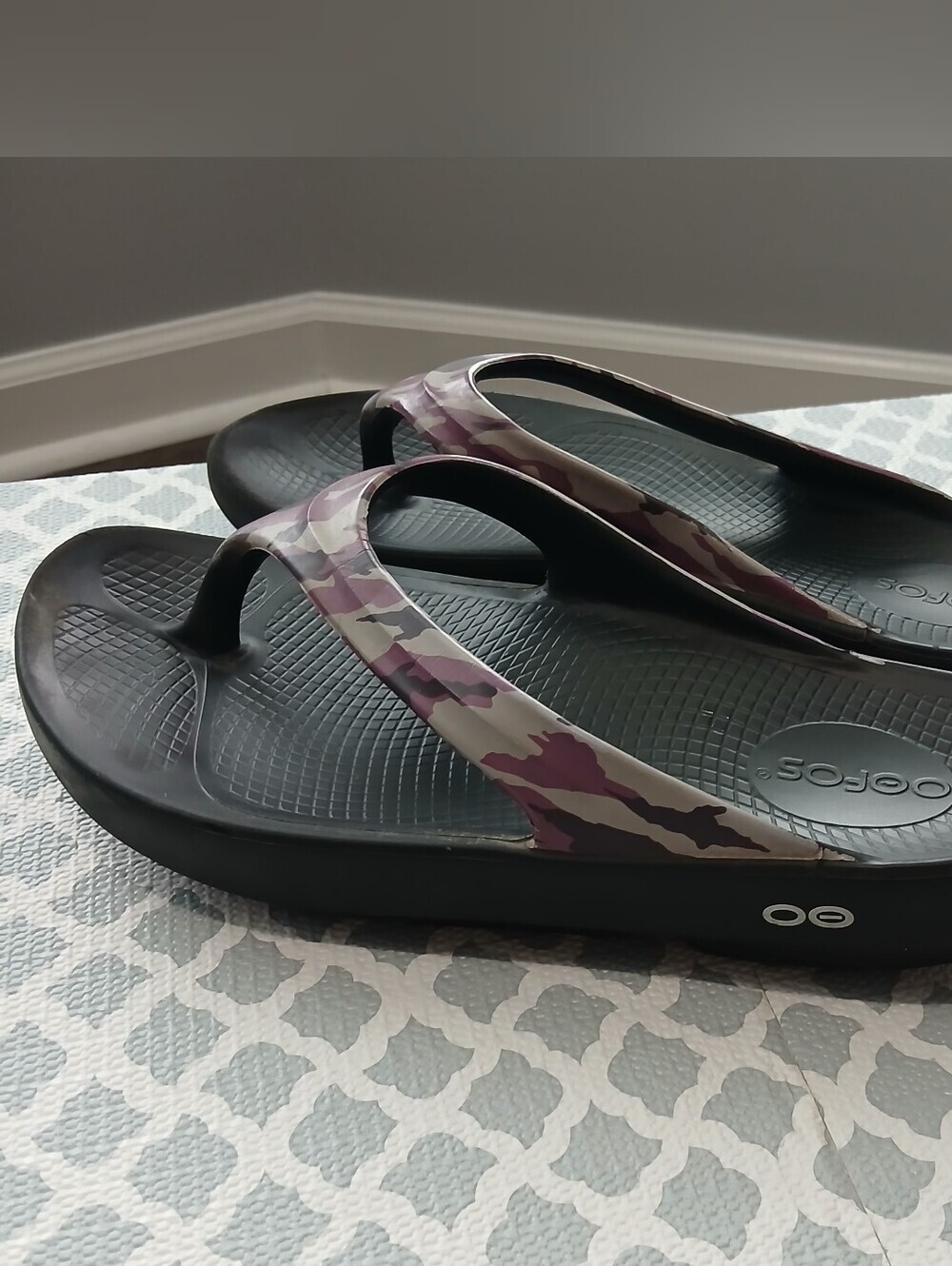 Oofis Black Flip Flop Sandals with Purple Camo Straps Womens 9 - Picture 2 of 4